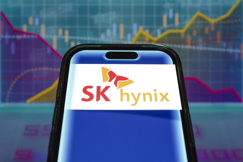 Logo de SK Hynix sobre un teléfono móvil. 