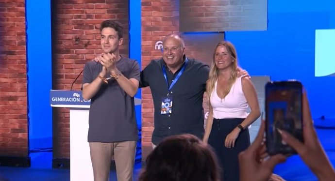 El secretario general del PP, Miguel Tellado, interviene en el XVI Congreso Nacional de Nuevas Generaciones del Partido Popular, junto a la presidenta saliente de NNGG de España, Beatriz Fanjul, e Ignacio Dancausa