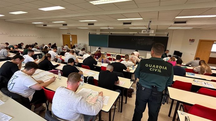 Archivo - Opositores a la Guardia Civil