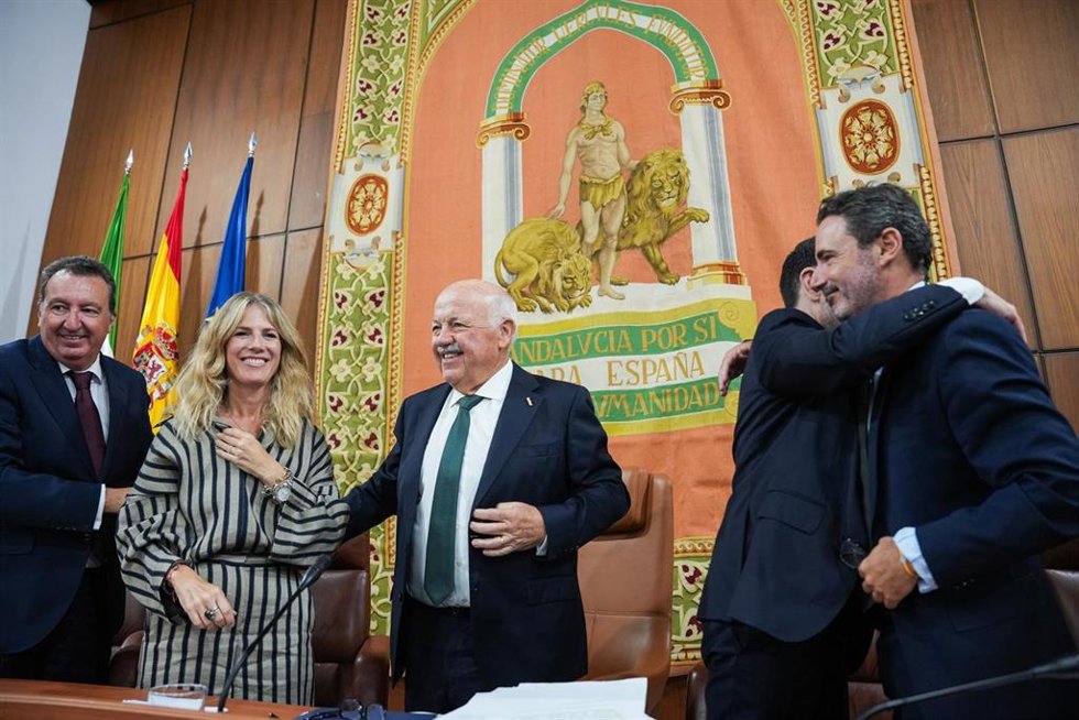 El reelegido presidente del Parlamento de Andalucía, Jesús Aguirre (c), junto a la vicepresidente primera de la cámara, la popular Ana María Mestre (2i); el vicepresidente segundo, el socialista, Fernándo López Gil (2d); el tercer vicepresidente, el popul