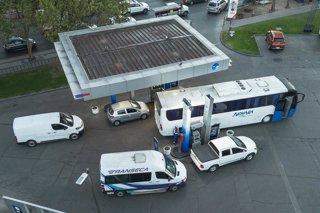Santiago, 25 de marzo 2026.  Fila de automovilistas ingresando a bencineras para llenar el estanque antes de la alza para este jueves 26 de 370 pesos por litro debido a la guerra contra Iran   Copec de Departamental y Ruta 5  Diego Martin/Aton Chile