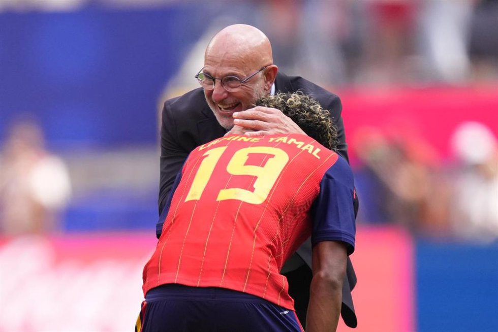 Luis de la Fuente abraza a Lamine Yamal tras el España-Bélgica del Mundial 2026