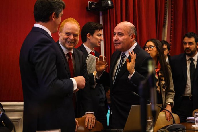 Santiago, 10 de Julio del 2026.  La Comisión de Hacienda del Senado continúa la tramitación del proyecto de ley para la reconstrucción nacional y el desarrollo económico y social, en la imagen: Rojo Edwards junto a Jorge Quiroz Ministro de