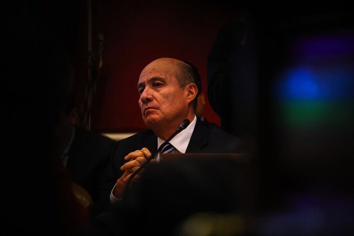 Santiago, 10 de Julio del 2026.  El Ministro de Hacienda Jorge Quiroz, llegando a la Comisión de Hacienda del Senado continúa la tramitación del proyecto de ley para la reconstrucción nacional y el desarrollo económico y social   Luis Quinteros/Aton Chile