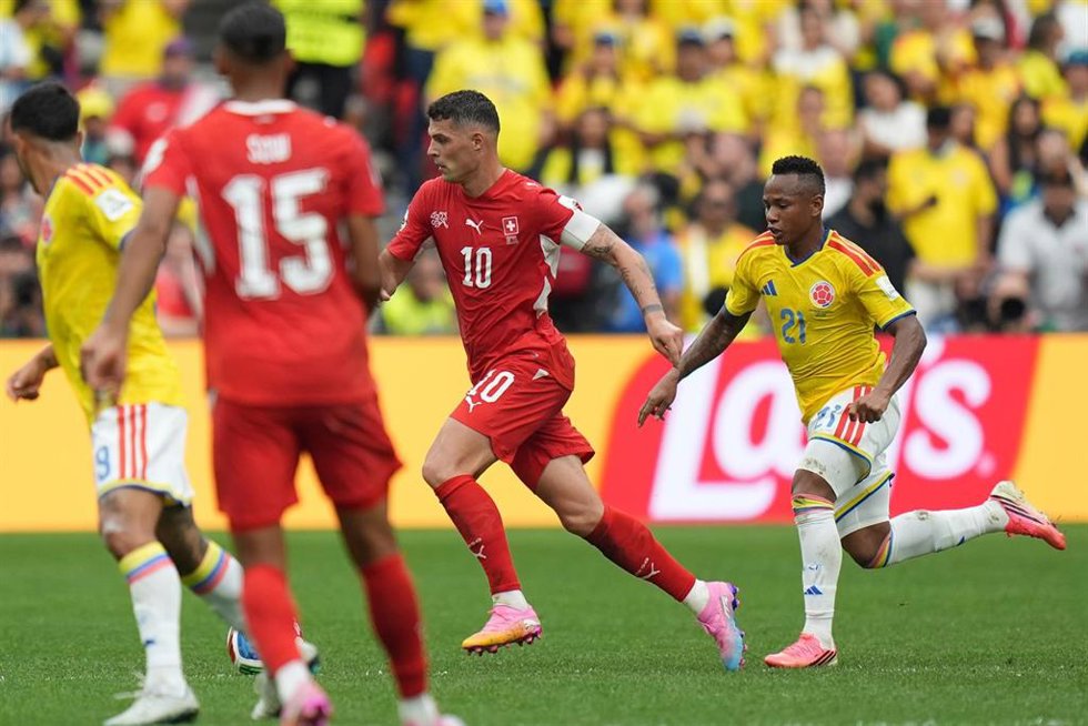 Jaminton Campaz persigue a Granit Xhaka durante el Colombia-Suiza de octavos del Mundial 2026