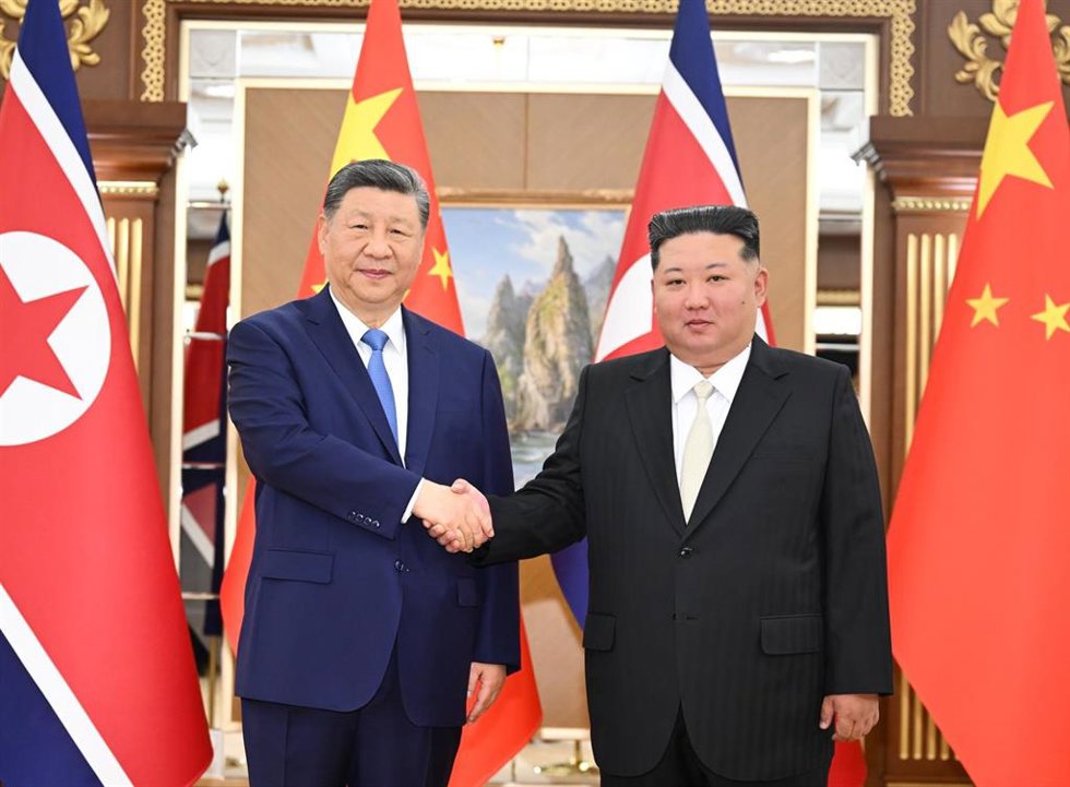 Archivo - El líder supremo norcoreano, Kim Jong Un, y el presidente chino, Xi Jinping