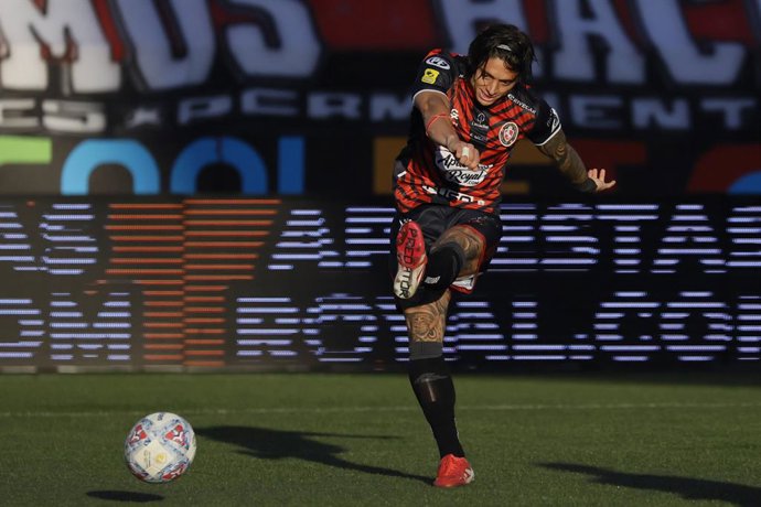 Futbol, Deportes Limache vs Union La Calera Fecha 8, Liga de Primera 2026. El jugador de Union La Calera, Joaquin Montecinos, marca un gol contra Deportes Limache durante el partido de primera division disputado en el estadio Lucio Farina de Quillota,