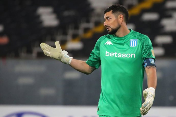 Futbol, Colo Colo vs Racing. Fase de grupos, Copa Libertadores 2025. El jugador de Racing Gabriel Arias es fotografiado durante el partido de copa libertadores por el grupo E contra Colo Colo disputado en el estadio Monumental en Santiago,
