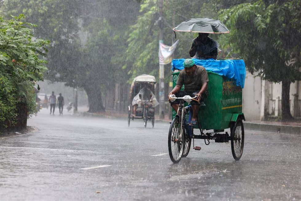 Archivo - Imagen de fuertes lluvias en Bangladesh