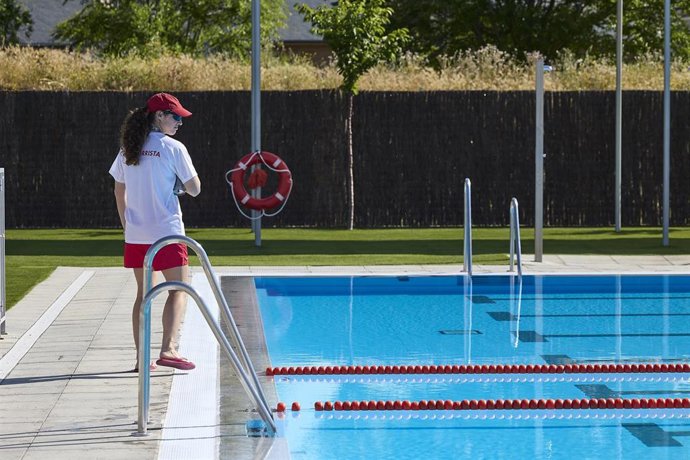 Archivo - Una socorrista en la piscina del Centro Deportivo Municipal Mistral, a 28 de mayo de 2025, en Madrid (España). La temporada de piscinas municipales se inauguró el pasado 15 de mayo hasta el 7 de septiembre.