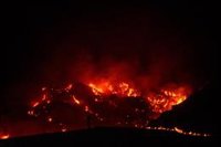 Los medios aéreos se reincorporan al incendio de Los Gallardos tras una noche de evolución favorable