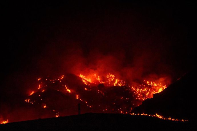 Imatges nocturnes de l'incendi forestal dels Gallardos (Almeria), a 10 de juliol de 2026, en Els Gallardos, Almeria, Andalusia (Espanya). 