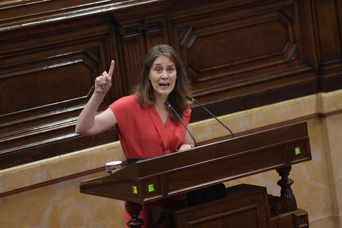 La presidenta de los Comuns en el Parlament, Jéssica Albiach, interviene durante una sesión plenaria, en el Parlament de Catalunya, a 2 de julio de 2026, en Barcelona, Catalunya (España). 