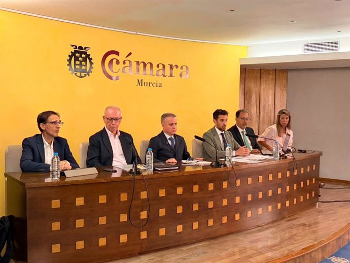 El secretario general de la Consejería de Infraestructuras y Desarrollo Territorial, José Francisco Lajara, durante su participación en la jornada de vivienda de APIRM