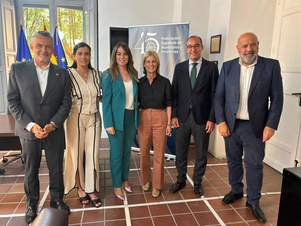 La alcaldesa de Murcia, Rebeca Pérez, tercera por la izquierda, se incorpora a la Junta de Gobierno de la FEMP