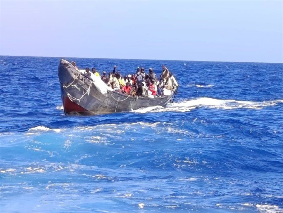 Salvamento Marítimo rescata a un cayuco a once millas de El Hierro