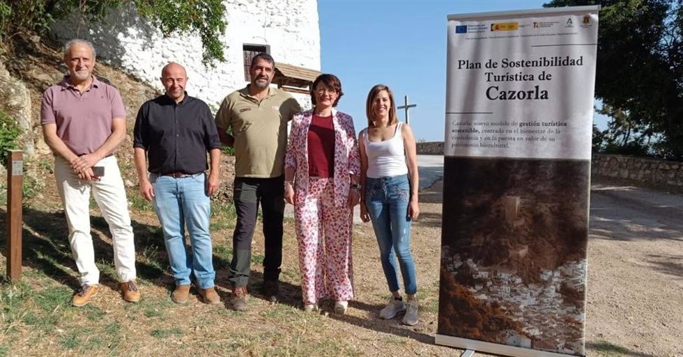 Autoridades junto a un de las nuevas balizas inteligentes.