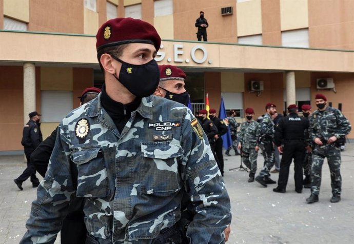 La Policía Nacional colabora con la Asociación Cultural Amigos del Pisuerga para rescatar una embarcación sumergida