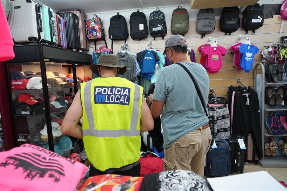 Incautados más de 5.700 artículos falsificados e investigadas 21 personas en un operativo en la Playa de Palma