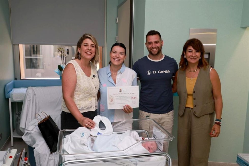 La alcaldesa, Noelia Arroyo, y la concejala Cristina Mora, junto a dos de los padres beneficiarios y su bebé