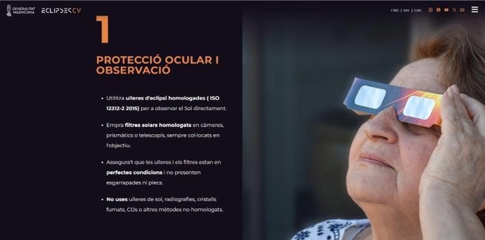 Una mujer con gafas para el eclipse solar.
