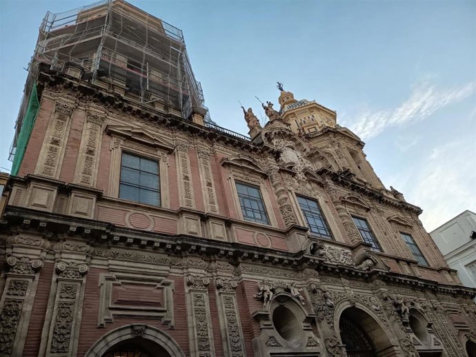 Andamios colocados en una de las torres de San Luis para trabajos de restauración en el cuerpo bajo de la misma