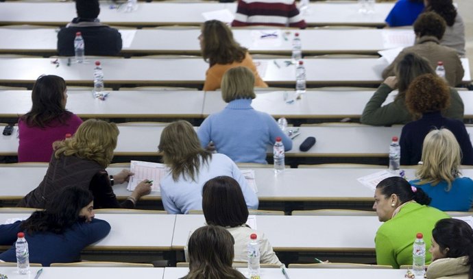 Archivo - Junta pacta con sindicatos 7.215 plazas de personal temporal e interino, de las que 4.500 son para docentes.