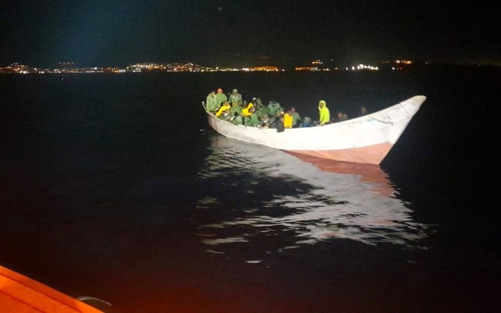 Archivo - Un cayuco, con unas 70 personas migrantes a bordo,  a su llegada a la isla de Gran Canaria