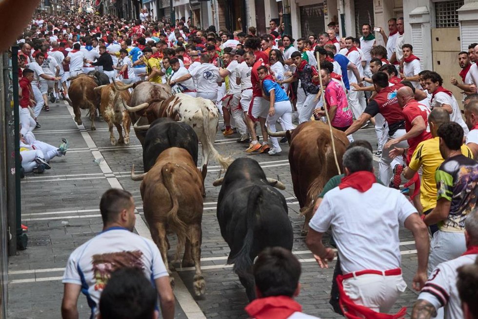 Cuarto encierro de los Sanfermines de 2026, a 10 de julio de 2026, en Pamplona, Navarra (España). Este año, los toros de la ganadería Álvaro Núñez protagonizaron el cuarto encierro de las fiestas de San Fermín.