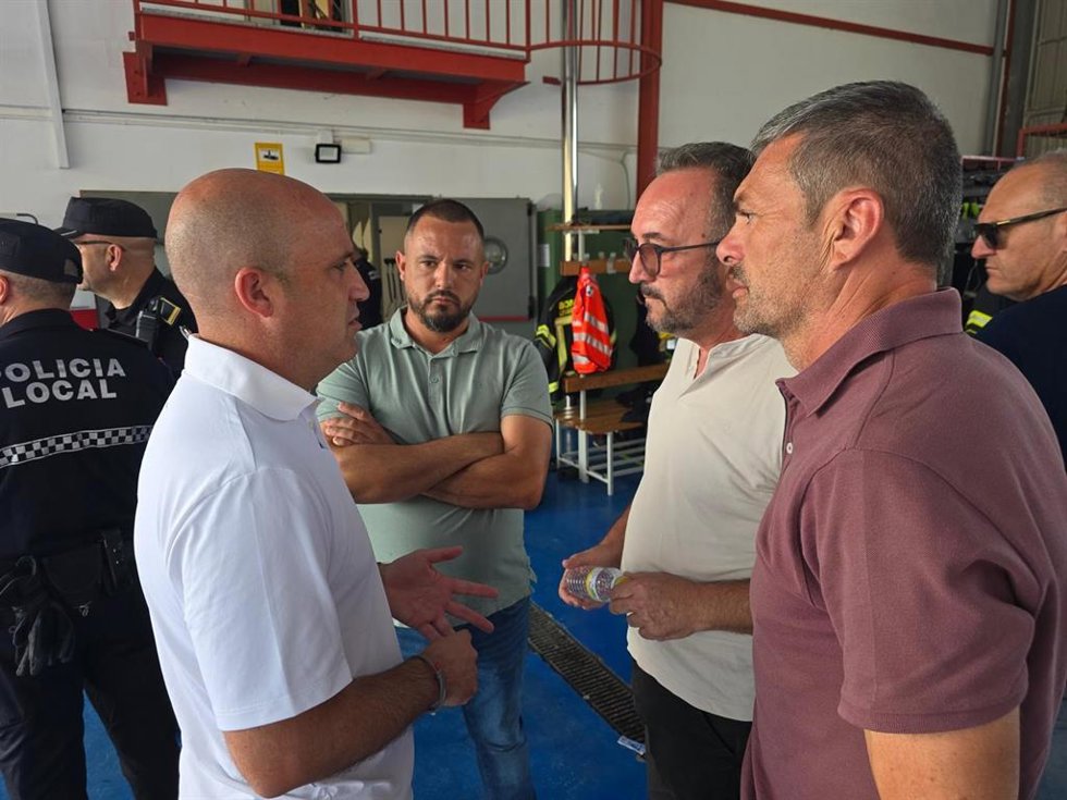 El presidente de la Diputación de Almería, José Antonio García Alcaina, junto con los alcaldes de Los Gallardos y Bédar, Francisco Reyes y Ángel Francisco Collado, en el puesto de mando avanzado de Turre (Almería).