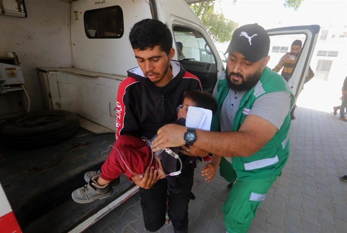 Archivo - Ambulancia traslada a un niño herido por un ataque israelí en Tal al Dhahab (Gaza) a 11 de mayo de 2026, en imagen de archivo 