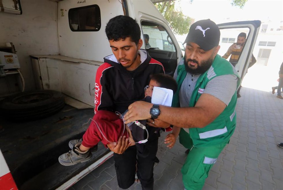 Archivo - Ambulancia traslada a un niño herido por un ataque israelí en Tal al Dhahab (Gaza) a 11 de mayo de 2026, en imagen de archivo 