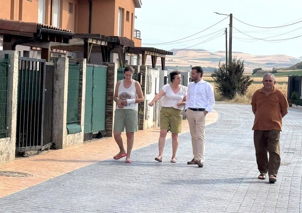 El secretario general del PSOE, Javier García, en su visita a Ochánduri