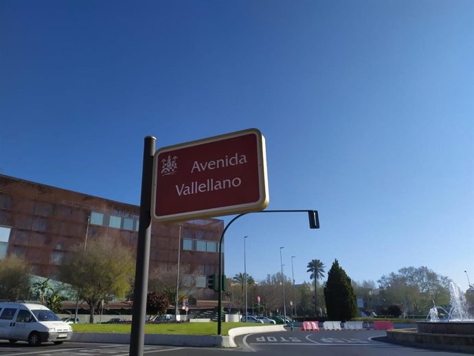 Archivo - El rótulo de la avenida de Vallellano.