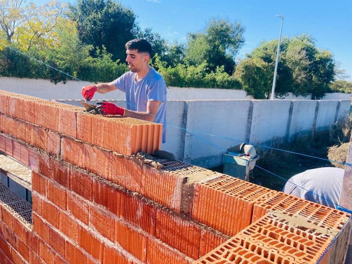 Archivo - Participante en el Programa Colaborativo Rural Ateneo impulsado por la Junta de Extremadura.