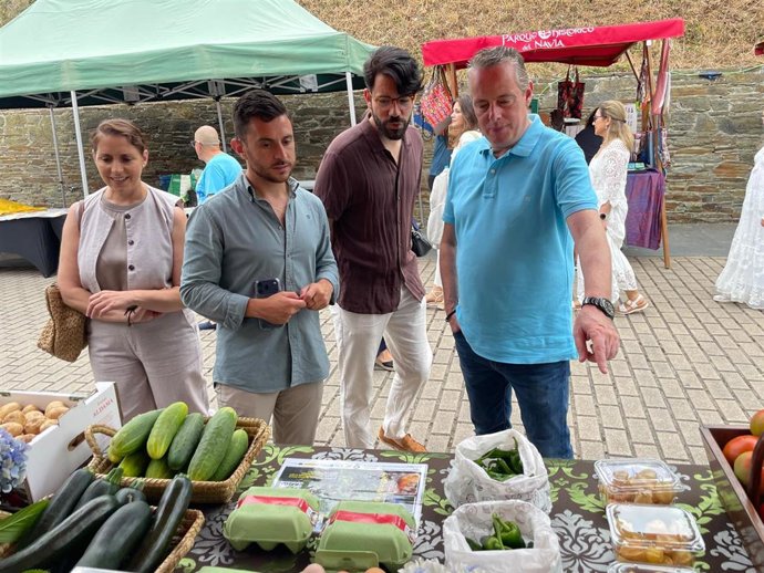 El Consejero Medio Rural, Marcelino Marcos, visita la 10°edición del Mercado Medieval Honor del Suarón, en Vegadeo.