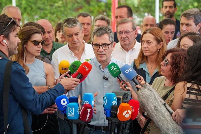 El ministro de Presidencia, Justicia y Relaciones con las Cortes, Félix Bolaños, atiende a los medios en Turre (Almería).