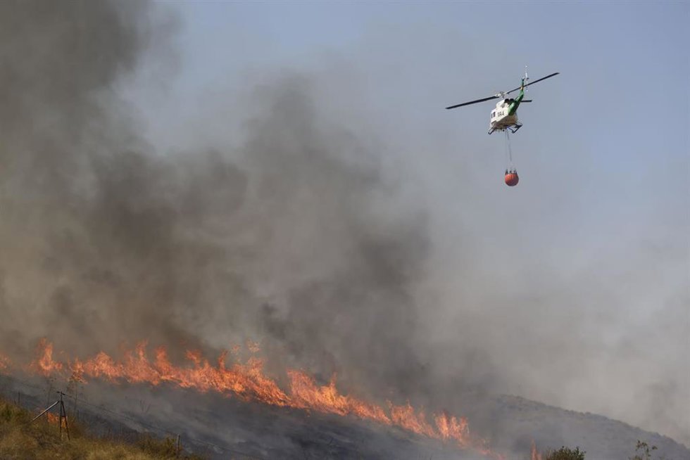 Helicóptero combate el incendio de Los Gallardos (Almería) a 10 de julio de 2026