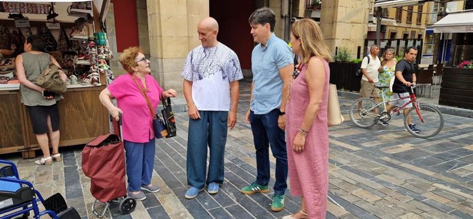 El consejero de Ciencia, Borja Sánchez, visita el mercado artesano de Gijón