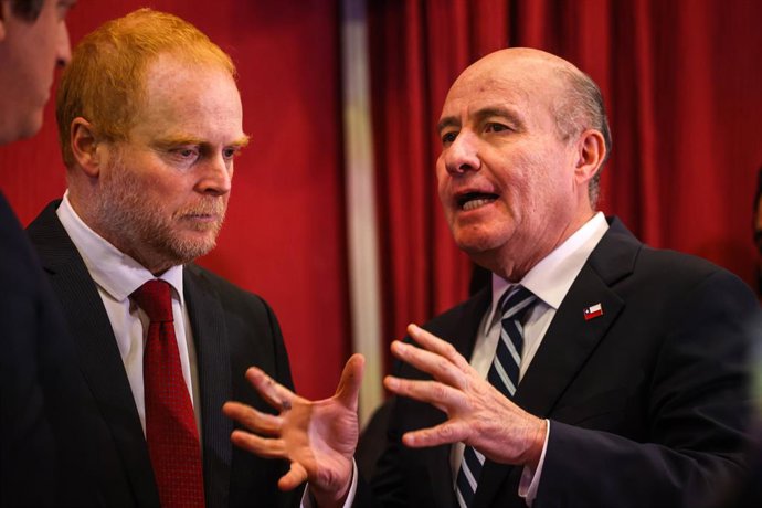 Santiago, 10 de Julio del 2026.  La Comisión de Hacienda del Senado continúa la tramitación del proyecto de ley para la reconstrucción nacional y el desarrollo económico y social, en la imagen: Rojo Edwards junto a Jorge Quiroz Ministro de