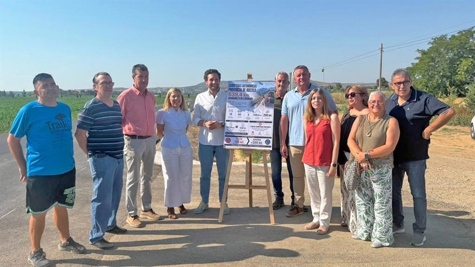 La secretaria general del PP Aragón y diputada en el COngreso por la provincia de Huesca, Ana Alós, junto al presidente del PP Huesca, Isaac Claver, presidente también de la DPH y alcalde Monzón, junto a otros representantes populares, en la A-1238.