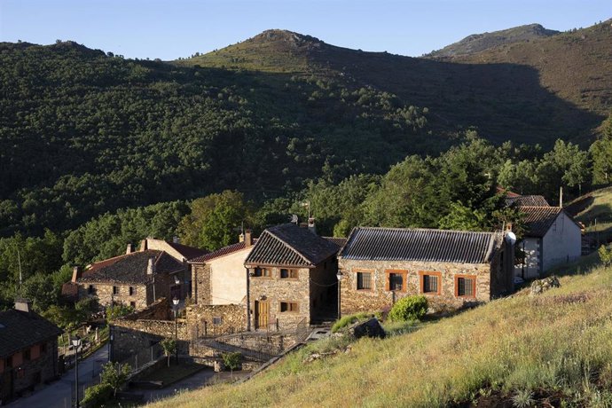 Archivo - Viviendas en el término municipal de La Hiruela, 6 de junio de 2021, en La Hiruela, Madrid, (España)