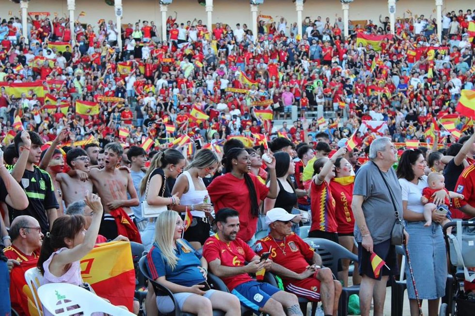 Partido de fútbol en la plaza de toros.