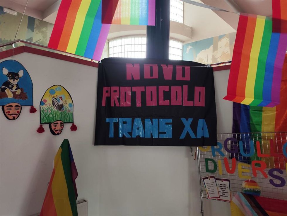 Pancarta con el lema 'Novo protocolo trans xa!' colgada en el IES Antonio Fraguas, en Santiago de Compostela.