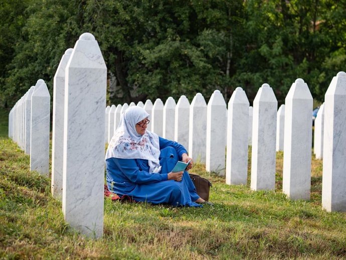 Archivo - Familiares de víctimas de la matanza de Srebrenica visitan el memorial de Potocari, en Bosnia y Herzegovina (imagen de archivo)