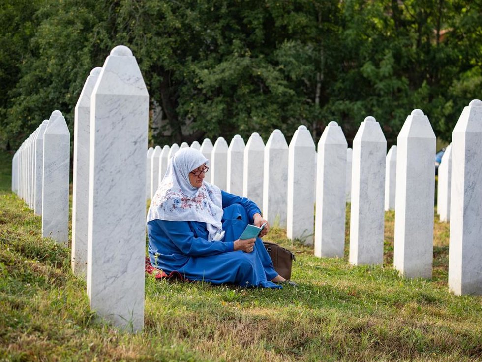 Archivo - Familiares de víctimas de la matanza de Srebrenica visitan el memorial de Potocari, en Bosnia y Herzegovina (imagen de archivo)
