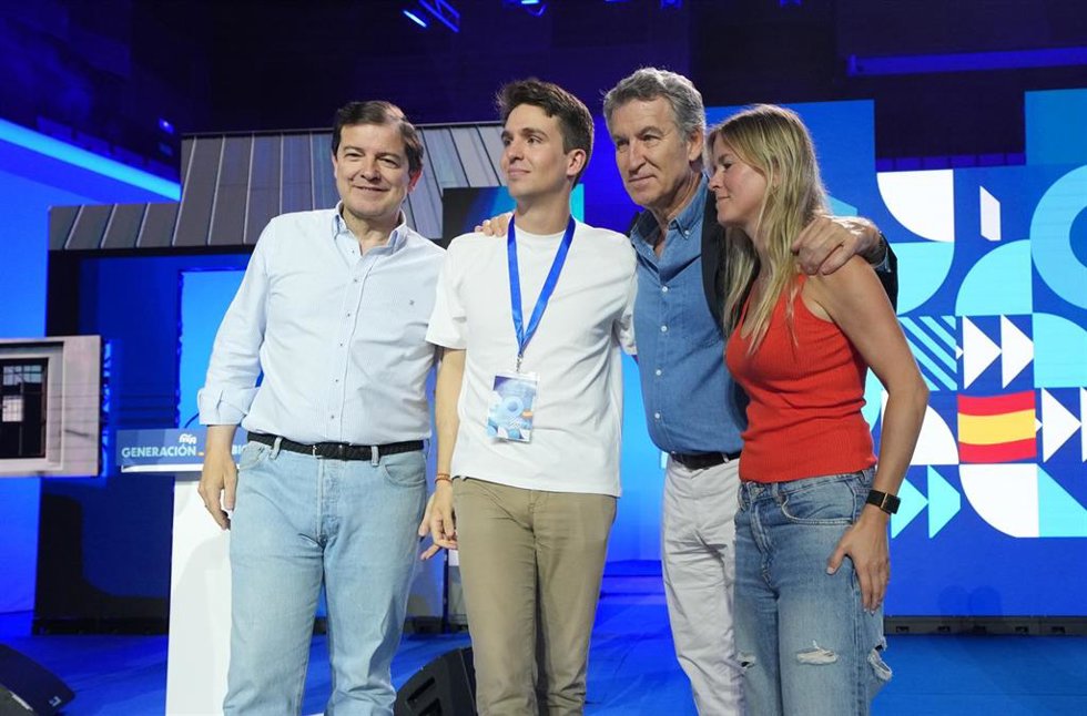 Izq a der:  El presidente del PP de Castilla y León, Alfonso Fernández Mañueco, junto al nuevo líder de NNGG, Ignacio Dancausa; el presidente del PP, Alberto Núñez Feijóo, y la presidenta saliente de la organización juvenil, Beatriz Fanjul