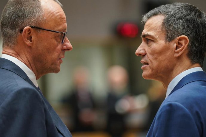 Archivo - El canciller alemán, Friedrich Merz, y el presidente del Gobierno español, Pedro Sánchez, en imagen de archivo 
