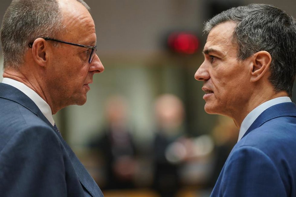 Archivo - El canciller alemán, Friedrich Merz, y el presidente del Gobierno español, Pedro Sánchez, en imagen de archivo 