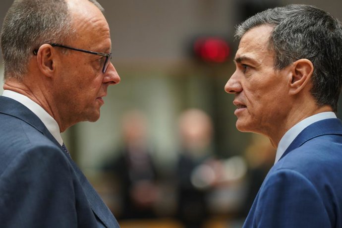 Archivo - Arquivo - BRUXELAS, 20 de março de 2026  -- O chanceler alemão Friedrich Merz (à esquerda) conversa com o primeiro-ministro espanhol Pedro Sánchez antes de uma cúpula da UE em Bruxelas, na Bélgica, em 19 de março de 2026. Os líderes da UE pedira